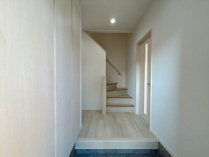 【玄関】明るいトーンのフローリングと建具でまとめられた上質な玄関ホール。住まいの顔として爽やかな印象を与えます。
