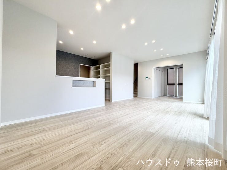 ■安らぎと笑顔の中心地■陽光が優しく降り注ぎ、会話が自然と弾む。ここでは、毎日が特別な時間へと変わります。