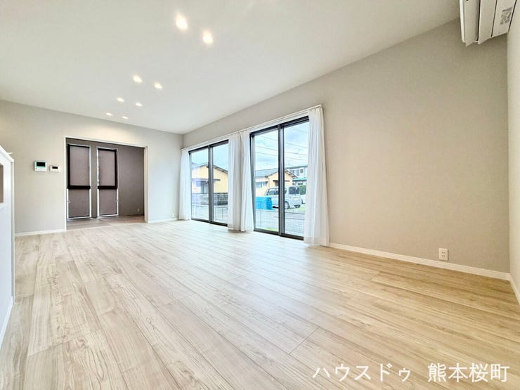 ■安らぎと笑顔の中心地■陽光が優しく降り注ぎ、会話が自然と弾む。ここでは、毎日が特別な時間へと変わります。