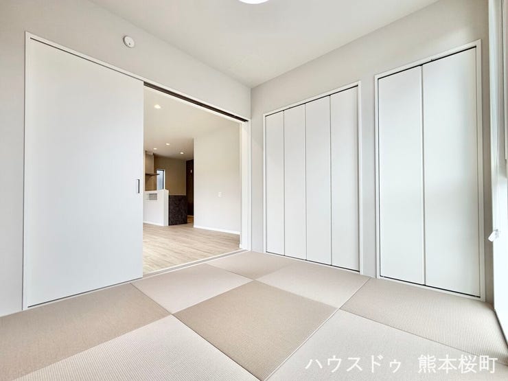 ■1階4.5帖和室■ゲストをもてなし、昼寝や家事にも使える、畳のぬくもりが心地よい多目的万能スペース。