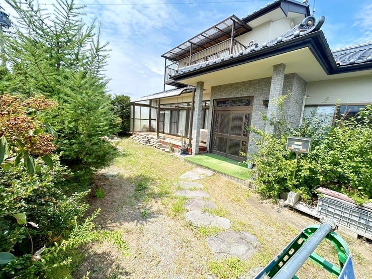 建物の前面スペースはお庭としても、駐車場としてもお使いいただけます。