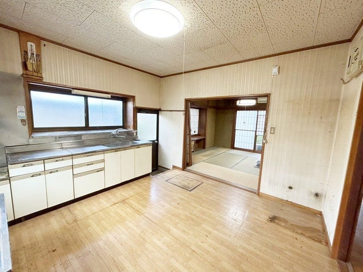 キッチンのお写真です。新品に交換します。
南側の和室とつなげて16帖のLDKに生まれ変わります。