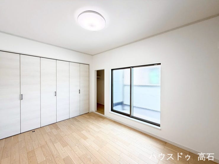 大きな窓から明るい光が差し込む洋室。