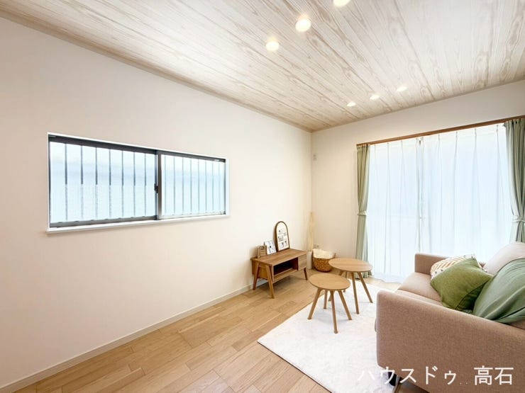 木目調天井がおしゃれな、明るく開放感のあるリビング!
