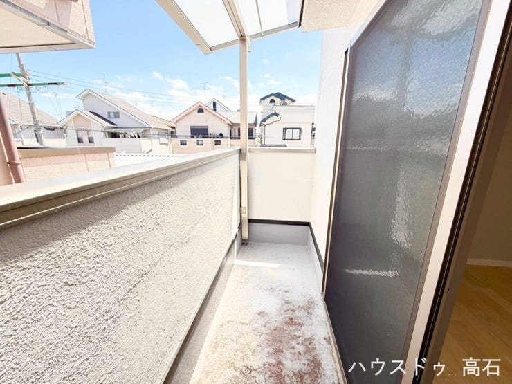 日当たりの良いバルコニーで、洗濯物もよく乾く快適なスペース。