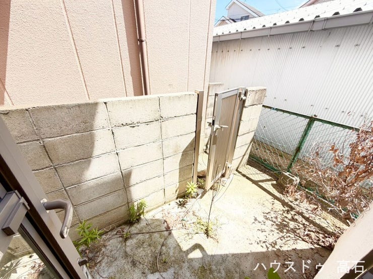 キッチン裏の勝手口から直接出入りできる便利なサービスヤード(裏庭)。生ゴミの一時置き場や資源ゴミの仮置き場として大活躍し、室内をいつでも清潔に保てます。