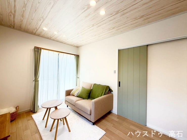 自然光がたっぷり差し込む、心地よいリビングです!