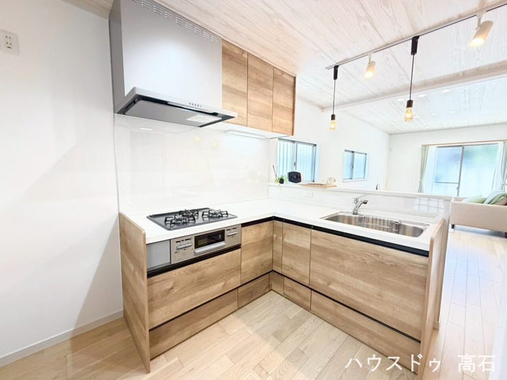 ★料理が楽しくなるオシャレなL字型システムキッチン。作業動線が短く効率的に調理ができる上、対面式なのでリビングにいる家族との会話を楽しみながら家事をこなせます。