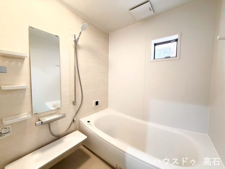 窓付きでしっかり換気できる明るい浴室。