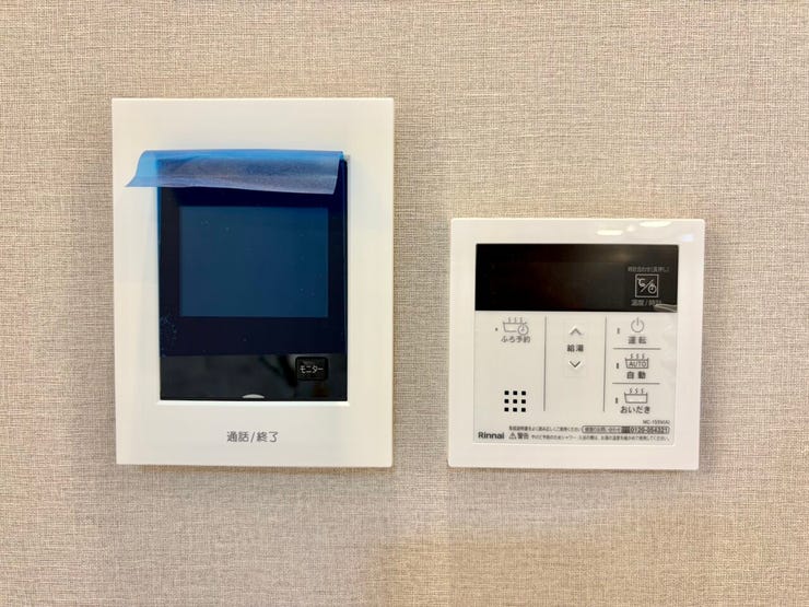 左:モニター付きインターホン
右:給湯設備