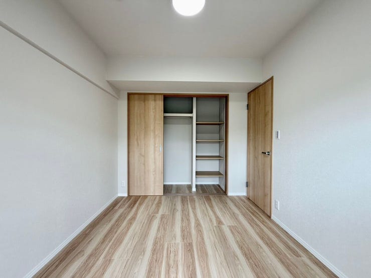 〈5.5帖〉ハンガーパイプや棚が設置されていますので、衣類はもちろん帽子・バッグなどの小物も収納することができます。