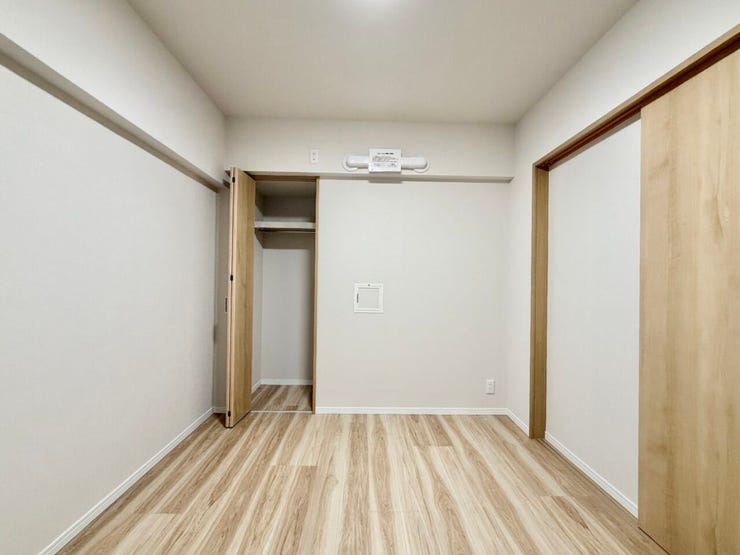 〈4.7帖〉ゆとりある洋室に収納スペースを確保。衣類や身の回りの荷物をすっきり整理できます。