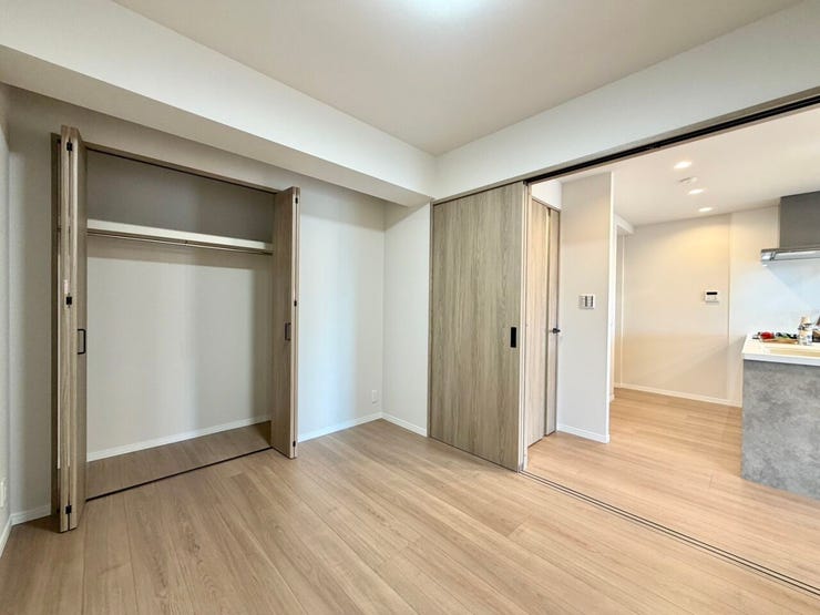 〈5.0帖〉LDKに隣接しているので、お子さまの遊び場や家事部屋としても使い勝手◎収納スペースが広いので、部屋に荷物が出ることもなく生活感を隠せるのは嬉しいですね♪