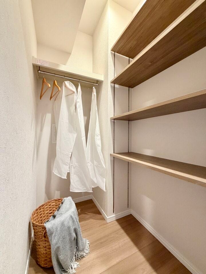 〈ファミリークローゼット〉収納スペースが広いので、部屋に荷物が出ることもなく生活感を隠せるのは嬉しいですね♪