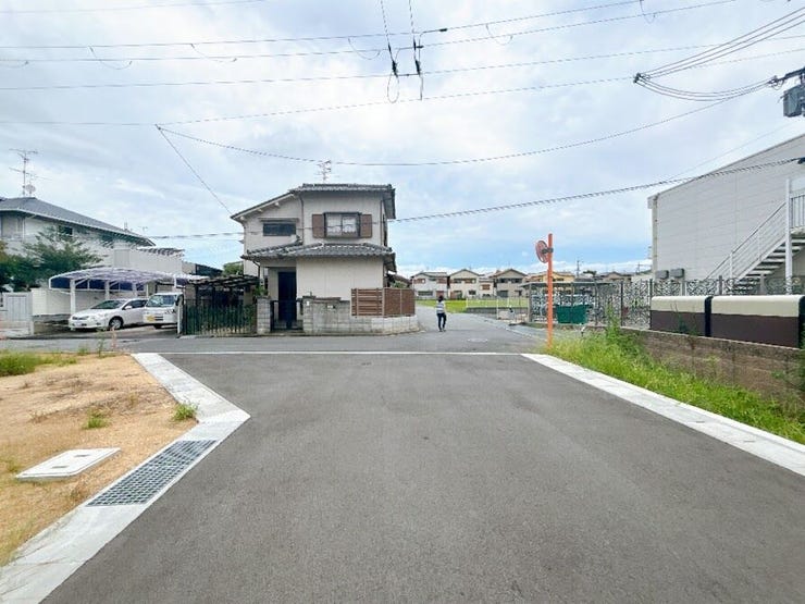 前面道路が広く、毎日の通行も快適です。