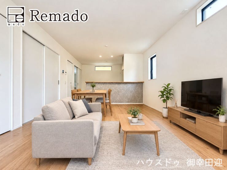 【リビング】
■家族の笑顔が集う中心地■お気に入りの家具を迎え、窓からは心地の良い光が差し込みます。※CGで家具を配置しています。