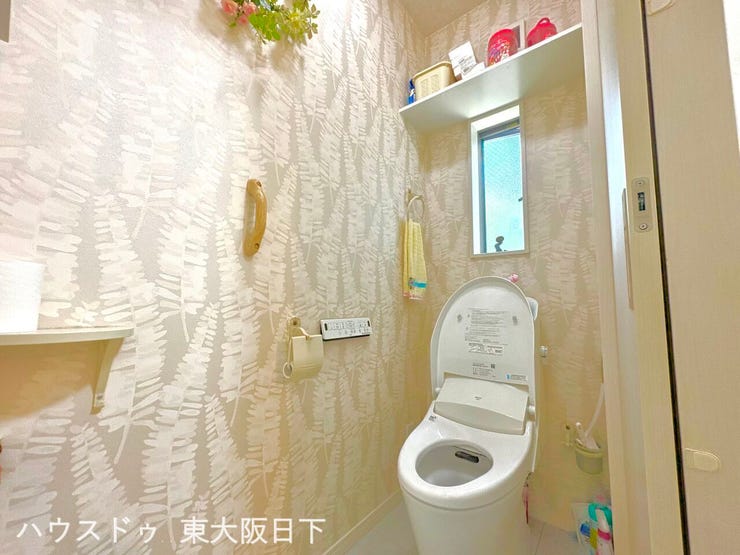 トイレ:トイレは通年快適に使用できる、温水洗浄便座付き。各フロアにトイレが配置されているため、来客時も気兼ねなく使用できます。小窓付きで自然換気が可能です!