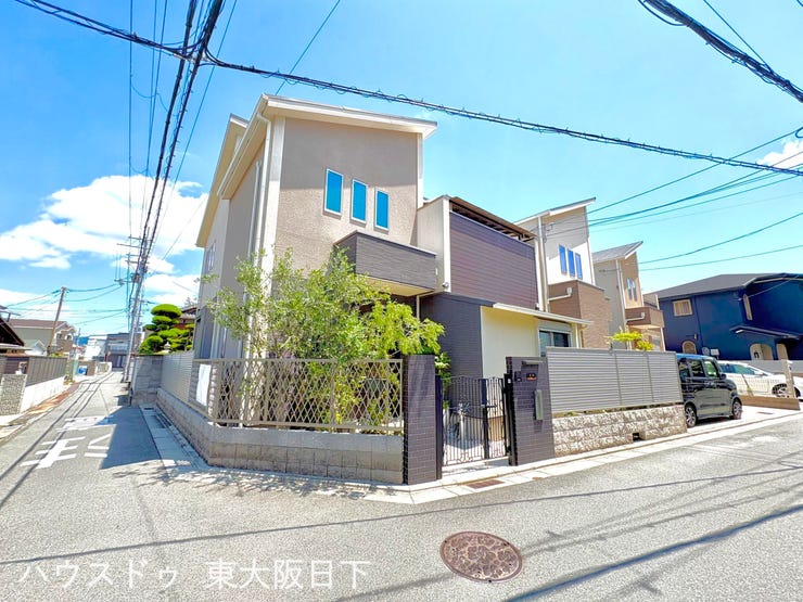 【外観】
収納重視の方!シューズクローク・屋根裏収納・各室CLと収納豊富です。南西向き屋根付きバルコニーは急な雨でも安心。高天井リビングや食洗機など、ワンランク上の設備と意匠が日々の生活を彩ります♪