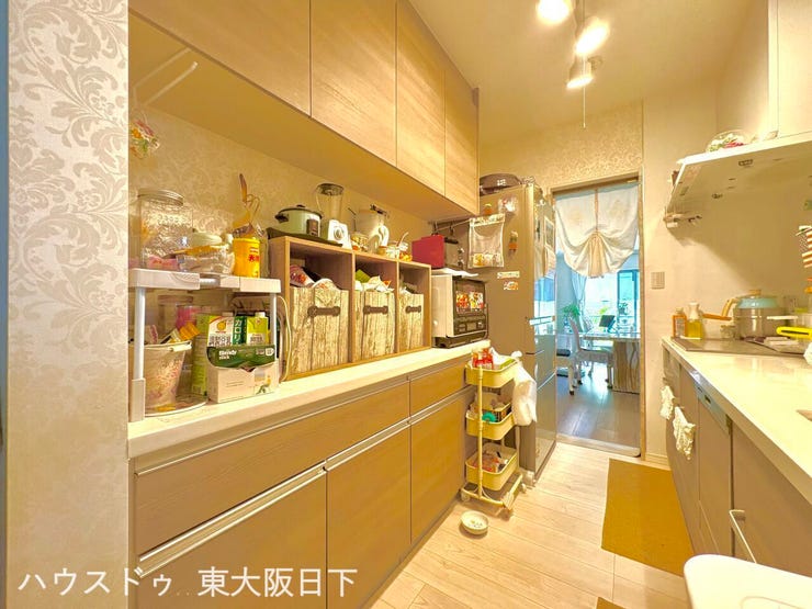 キッチン:キッチン周りの収納が充実♪背面スペースを有効活用でき、すっきりとした暮らしをサポートします!