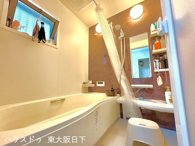 浴室:清潔感のある、落ち着いた雰囲気のバスルームです。お湯張りから追い焚きまでワンタッチのオートバス機能つき。浴槽も広く、リラックスして入浴を楽しめます♪窓付きの浴室は、換気をすることが可能です!