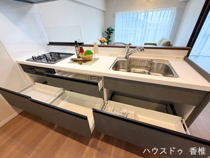 3口コンロのシステムキッチンも新規交換済みです♪
※設置されているインテリア家具はディスプレイ用となります