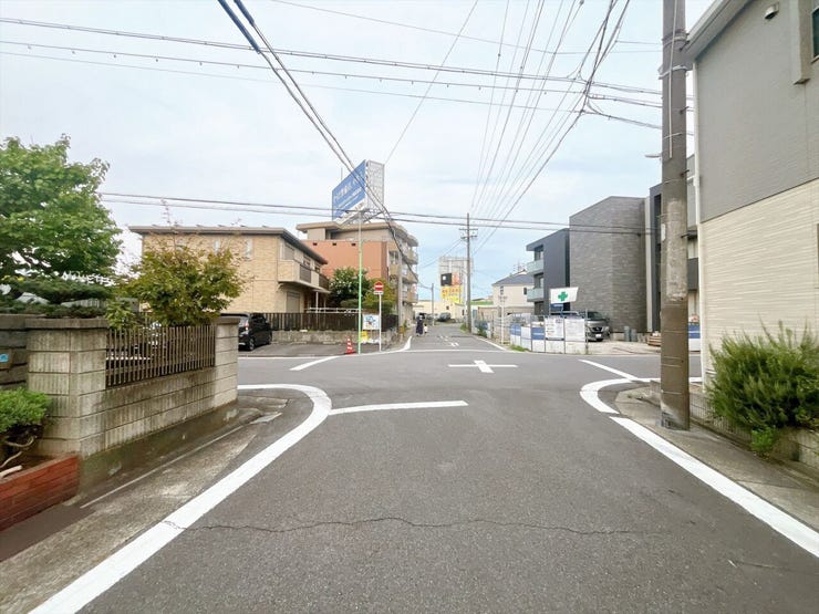 【前面道路】
大型車の通行が少なく、静かで落ち着いた環境が魅力です♪
小さなお子さんがいるご家庭でも安心して暮らせます!
車がスピードを出しにくく、交通事故のリスクも低減される安全な住環境です!