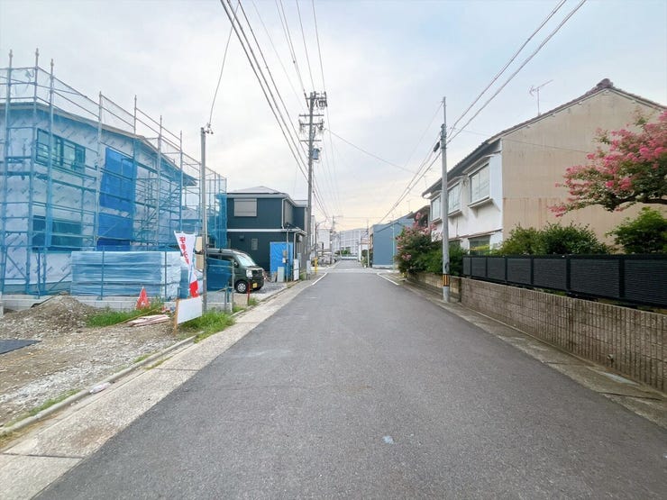 【前面道路】
交通量が少なく静かな環境のため、歩行者や高齢者、お子様にも安心の立地です♪
周辺の騒音も少ないため、落ち着いた雰囲気の中で穏やかな毎日を過ごしたい方にぴったりの住環境です!