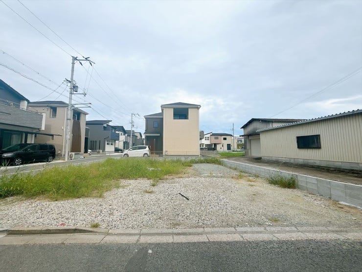 住宅地のため周辺は車の通行量も少なく、通勤・登園・通学・ショッピングなど日々の往来も快適です。