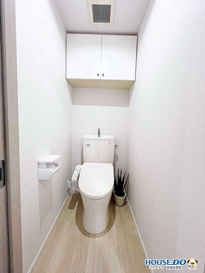 毎日何度も使うトイレは、清潔感と使いやすさを確認したい場所。
リフォームで整えられており、気持ちよく使える空間です。ご家族で暮らすうえでの動線もチェックできます。