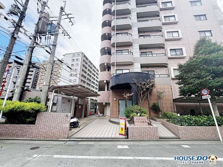 住まいの入口となるエントランス。
共用部の雰囲気や管理状態など、室内写真だけでは分からないマンション全体の印象も確認できます。
現地では実際の雰囲気もぜひご覧ください。