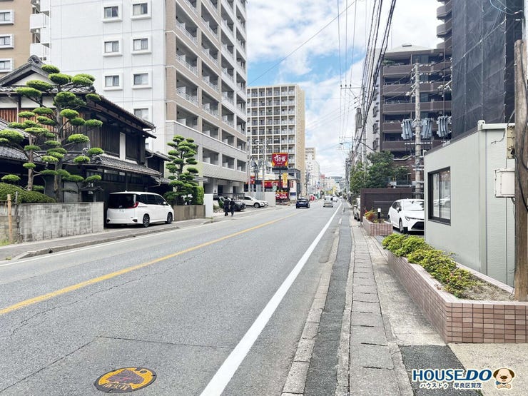 現地周辺の街並みや道路の様子も、住まい選びでは大切なポイント。
昼間の雰囲気や車の出入り、歩道の有無など、写真だけでは分かりにくい部分も含めて、現地で確認していただけます。