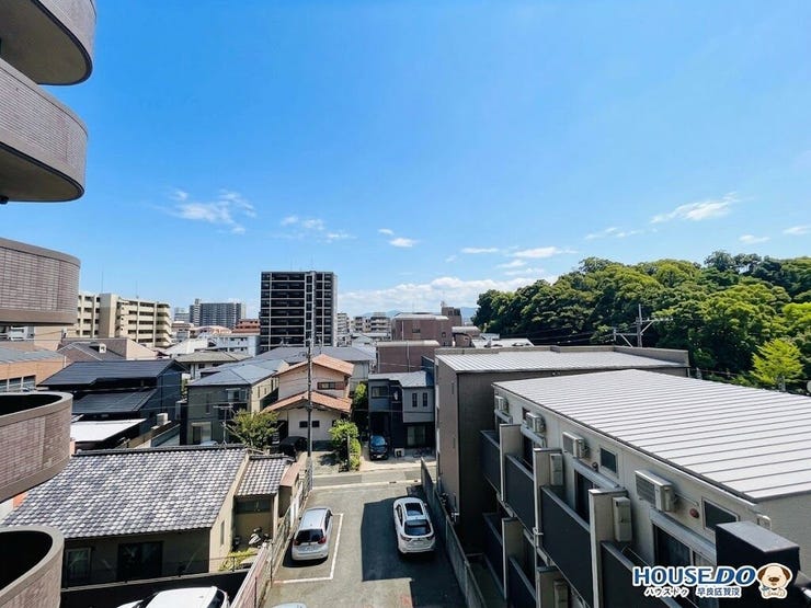 窓を開けた瞬間、目の前に広がる青空開放的な街並みです