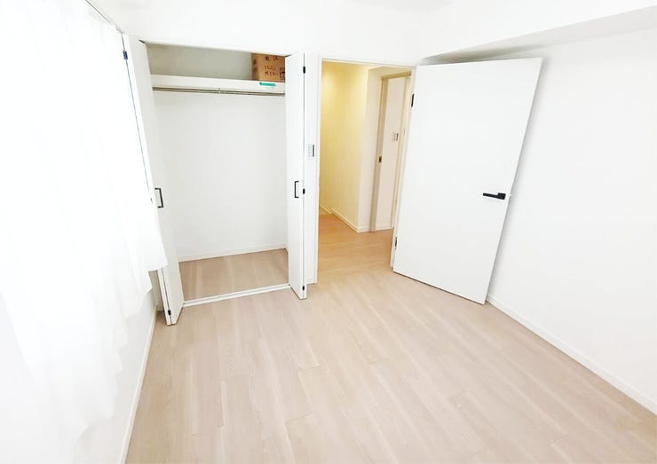 ■収納付きで空間を有効活用
クローゼットが設置されており、衣類や日常品の整理整頓に便利です。