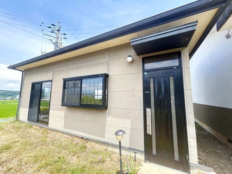 【付属屋外観】
附属屋の玄関ドアは鍵交換を行います。