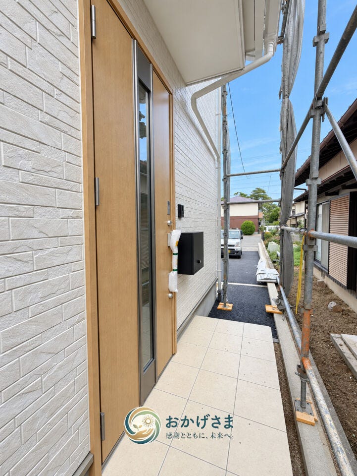 【玄関】
住まいの出入りを迎える玄関スペース。靴や小物の置き場所、室内へつながる動線をご確認いただけます。