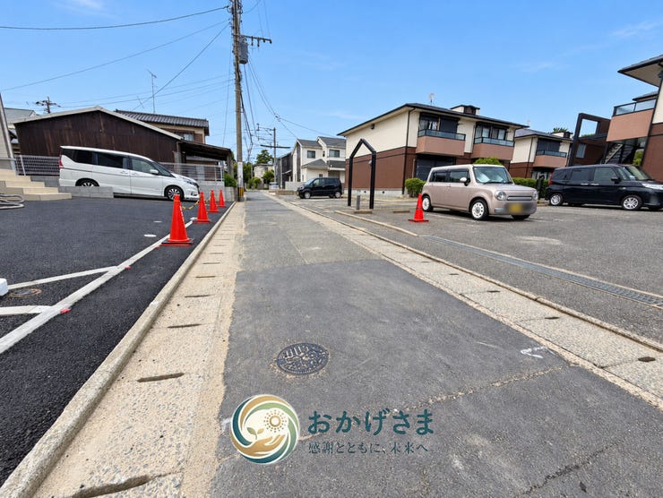 【前面道路】
住まいの前を通る道路の様子です。周囲の街並みや敷地への出入りを、現地での見学とあわせてご確認ください。
