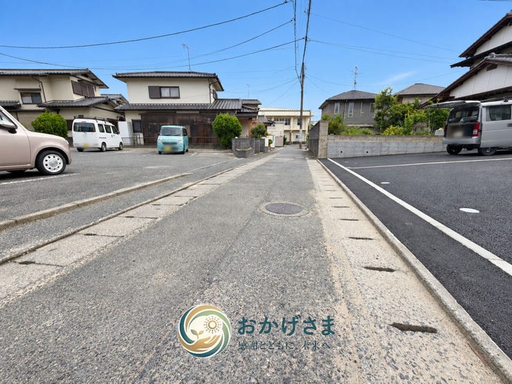 【前面道路】
住まいの前を通る道路の様子です。周囲の街並みや敷地への出入りを、現地での見学とあわせてご確認ください。