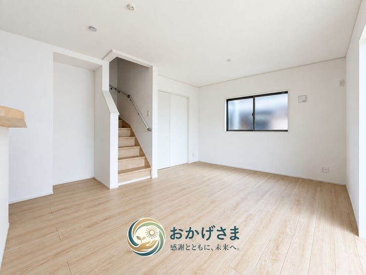 【リビング】
木目の床と白い壁が調和する室内。窓やキッチンとの位置関係を見ながら、家具の配置をご検討いただけます。