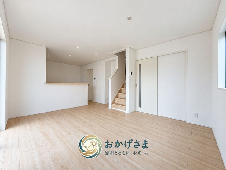 【リビング】
木目の床と白い壁が調和する室内。窓やキッチンとの位置関係を見ながら、家具の配置をご検討いただけます。