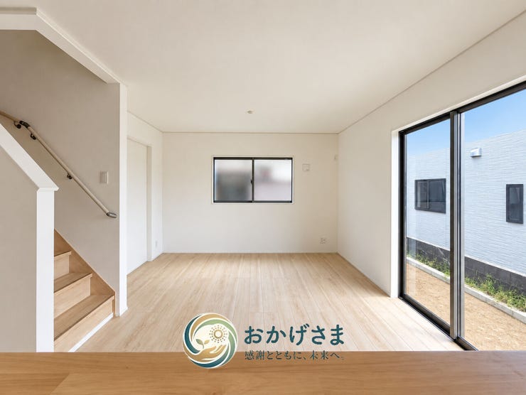 【リビング】
木目の床と白い壁が調和する室内。窓やキッチンとの位置関係を見ながら、家具の配置をご検討いただけます。