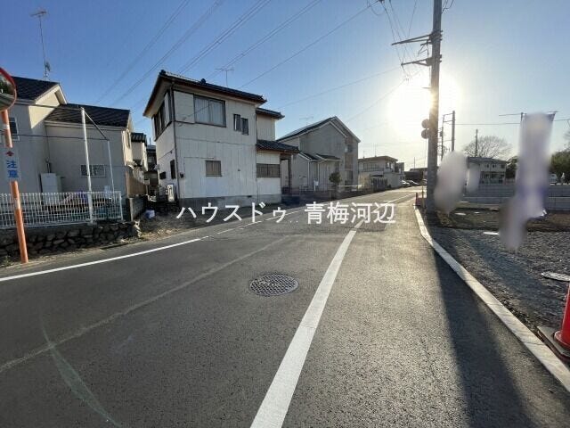 【南東側 前面道路】幅員約6.4mの前面道路です。道路幅にゆとりがあるので、車種を選びません。大きめの車を乗りたい方にもオススメです。
