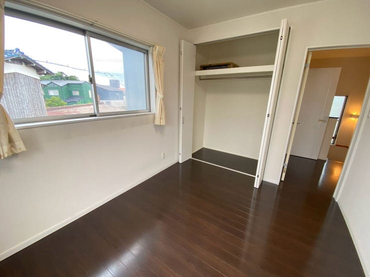 こちらのお部屋にもクローゼットがついています♪