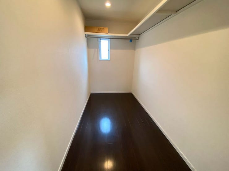 8帖洋室には大きなウォークインクローゼットが付いています♪とても広く、沢山の物がしまえます♪