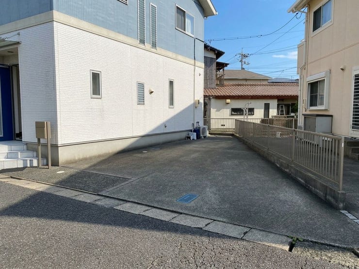 駐車場は、普通車1台、軽自動車2台駐車可能です♪前の道も広いので駐車も困りませんよ♪