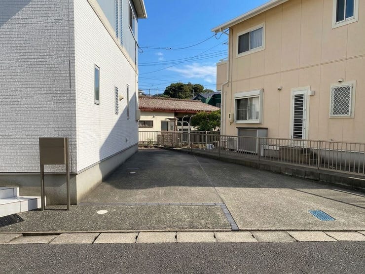 駐車場を別角度から♪縦列で2台、その横に並列でプラス1台停められます♪