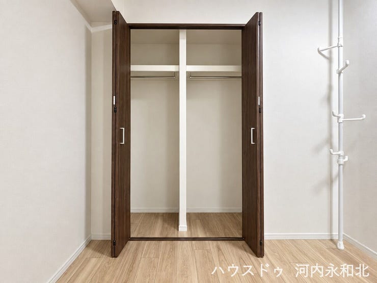 2連のハンガーパイプと上部棚を備えた高機能収納。お部屋の生活感をスマートに隠せます。