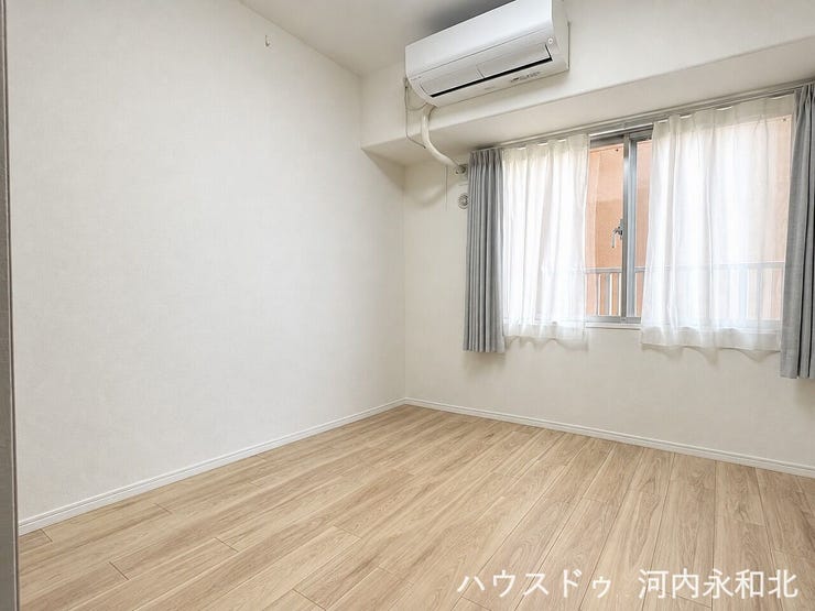 木目の温もりを感じる清潔感溢れる洋室。エアコン標準装備で入居初日から快適に過ごせます。