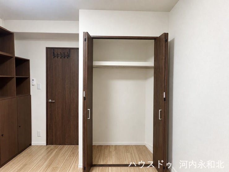 上部棚とハンガーパイプを備えた機能的な収納。お部屋を広く清潔に保てる設計です。