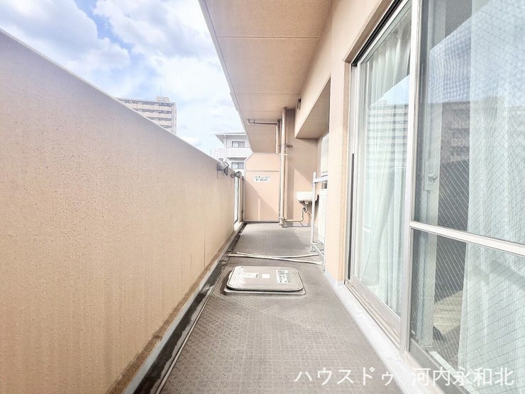 奥行きのある広々としたバルコニー空間。