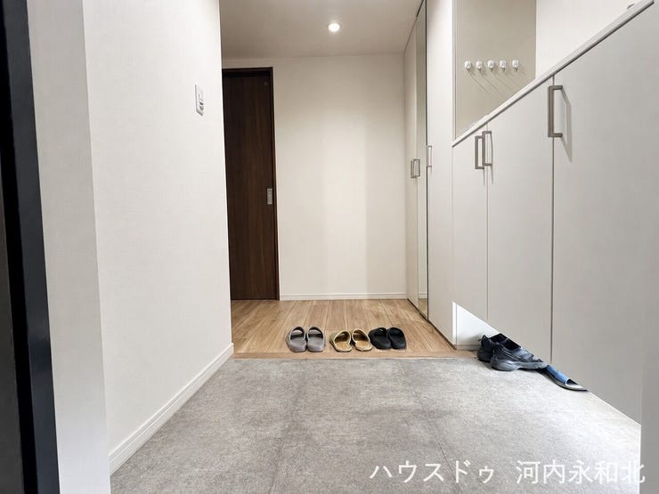 上質なグレーフロアが迎える落ち着きの玄関空間。すっきり整う収納力も魅力です!